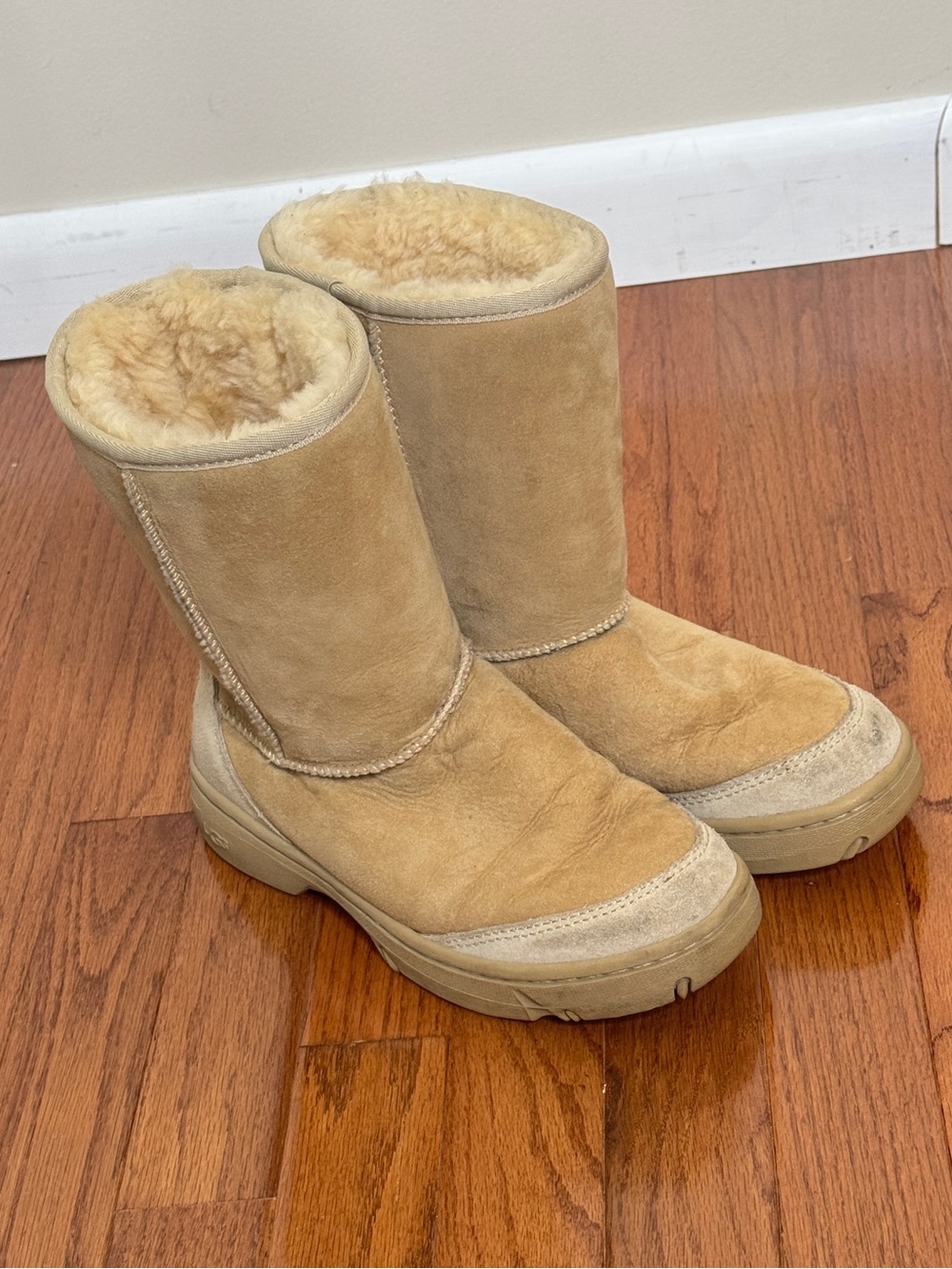 UGG Australia Shearling Sheep Skin Short Boots in Chestnut Tan Size 7